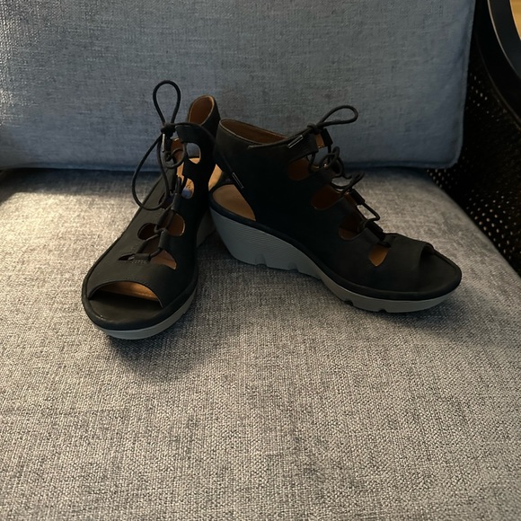 Clarks Artisan sandals. Wedge. Black. Never worn. Suede leather. - Picture 2 of 4